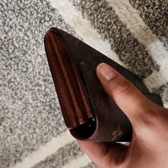 Sarah LV wallet 💯 authentic! - Picture 9 of 12